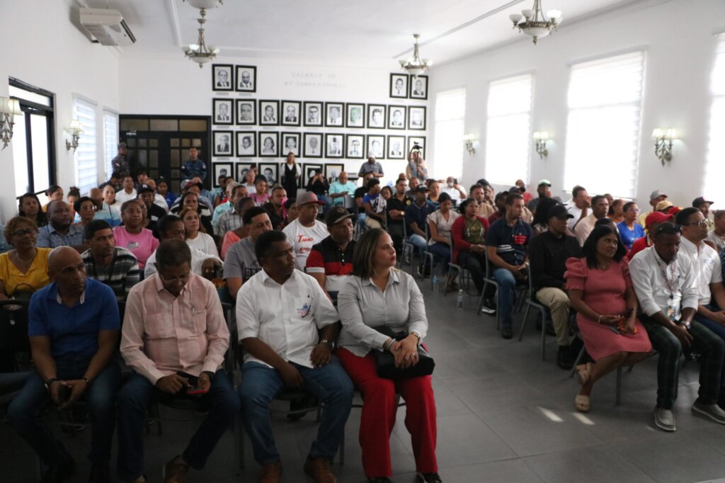 Gobernadora Claritza Rochtte y Rafael Burgos Gómez entregan viviendas a familias reubicadas en Imbert