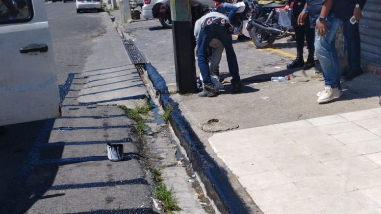 Tras turba de motoconchos agredir a ciudadano, Roquelito García ordena eliminar parada ilegal en calle Camino Real
