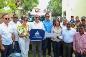 Gobernadora Claritza Rochtte acompaña a la entrega de ambulancia en Yásica