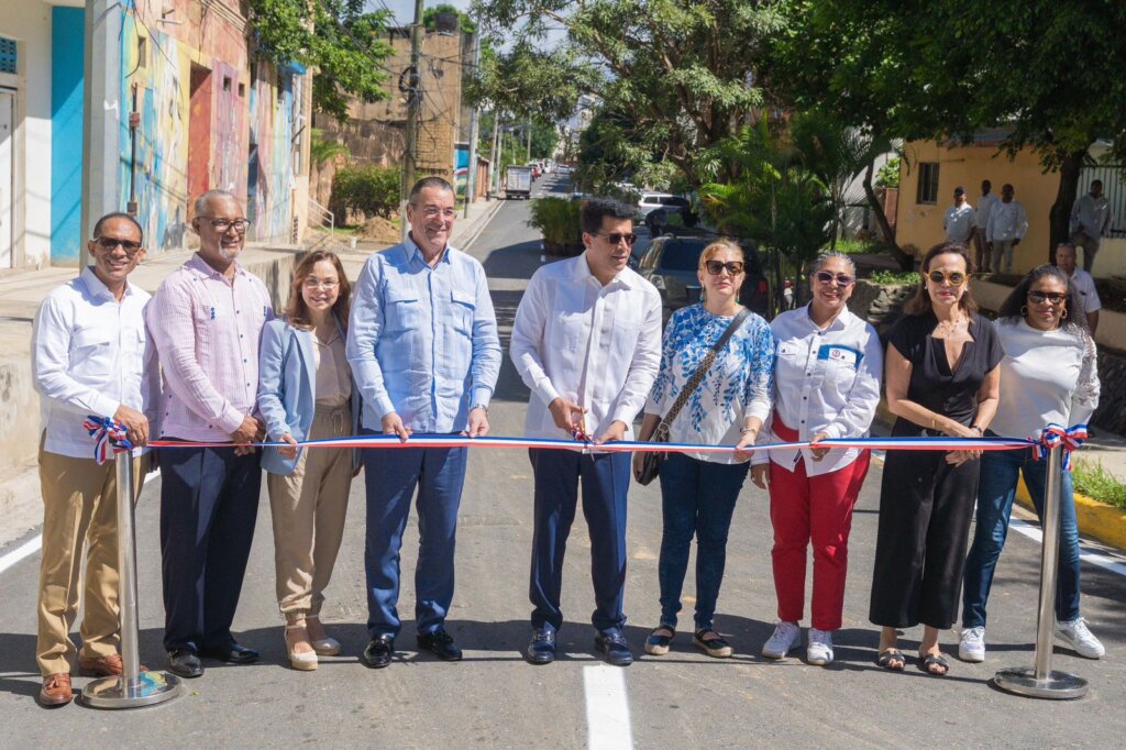 Ministro Collado entrega 11 calles reconstruidas en Ciudad Colonial