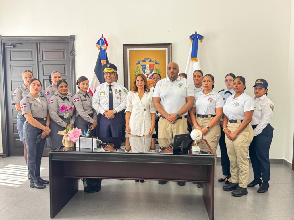 Gobernadora Claritza Rochtte recibe visita de cortesía del general Galán Guerrero y agentes Femeninas de la PN