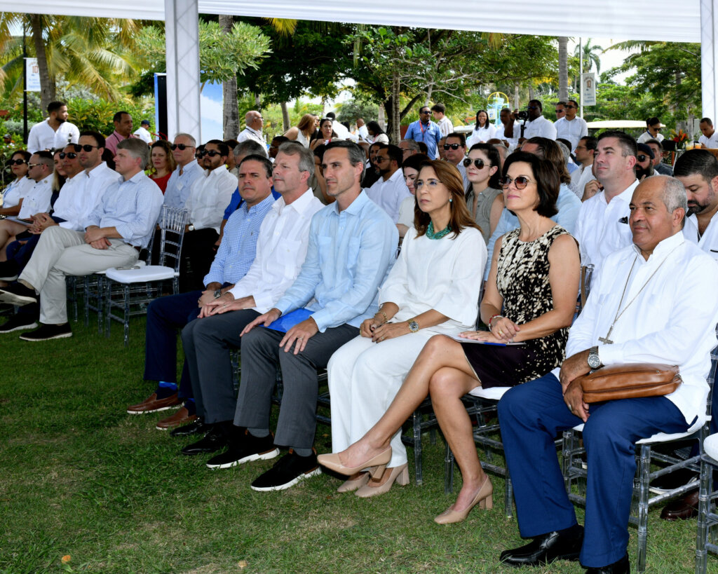 El Centro de Cruceros Amber Cove de Carnival Corporation celebra su 10.º aniversario
