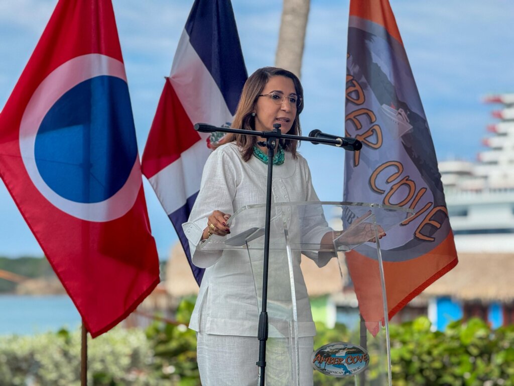 Gobernadora Claritza Rochtte participa en celebración del 10º aniversario de Amber Cove en Puerto Plata