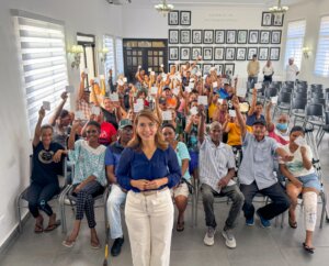 Gobernadora Claritza Rochtte entrega bonos navideños a familias e instituciones de Puerto Plata