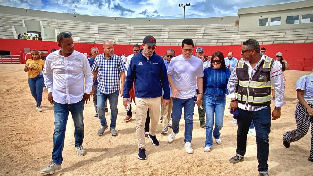 Collado supervisa trabajos en la Plaza multiuso cultural seibana