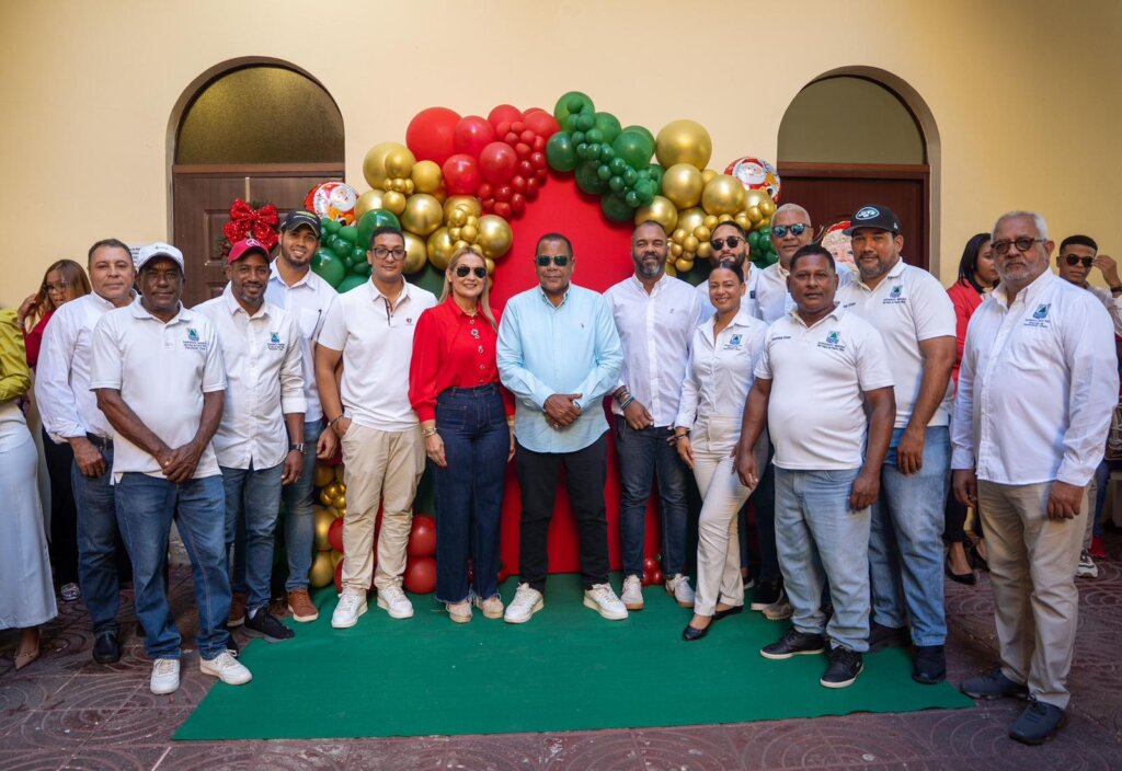 Ayuntamientos de Puerto Plata da la bienvenida a la Navidad con aguinaldo y almuerzo para sus colaboradores