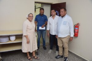 Alcalde Roquelito y presidente de la Sala Capitular visitan hogar de ancianos Antonio María Claret