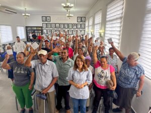 Gobernadora Claritza Rochtte distribuye bonos navideños a familias vulnerables en San Felipe de Puerto Plata