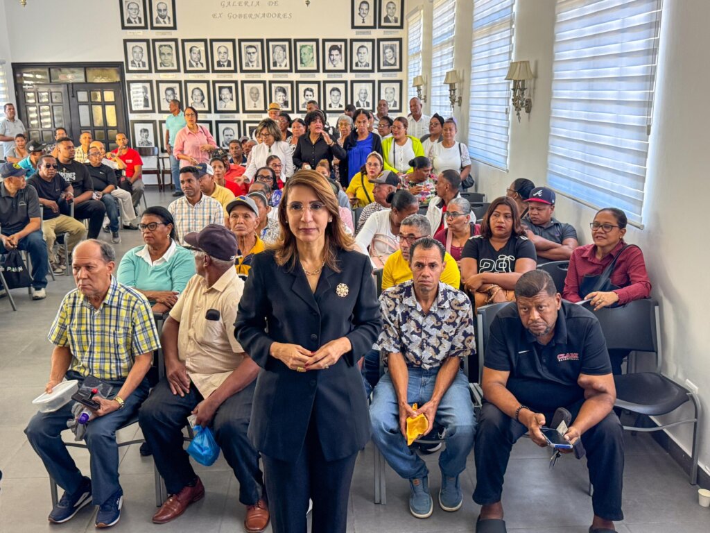 Gobernadora Claritza Rochtte continúa entrega de bonos navideños a juntas de vecinos en Puerto Plata