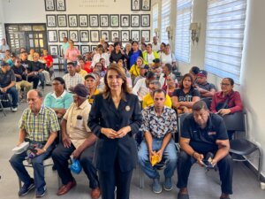 Gobernadora Claritza Rochtte continúa entrega de bonos navideños a juntas de vecinos en Puerto Plata