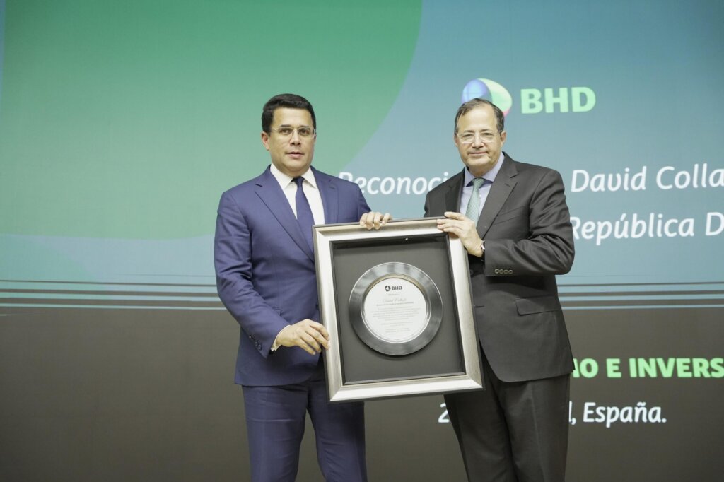 BHD reconoce a David Collado durante el III Foro BHD de Turismo e Inversión en España