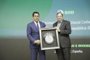 BHD reconoce a David Collado durante el III Foro BHD de Turismo e Inversión en España
