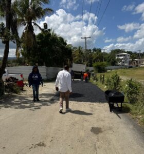 Ayuntamiento de Puerto Plata inicia operativo de bacheo en la segunda entrada de Muñoz