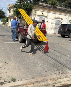 Alcalde Roquelito García interviene cañada en San Marcos y coloca parrilla en badén de la calle Mella