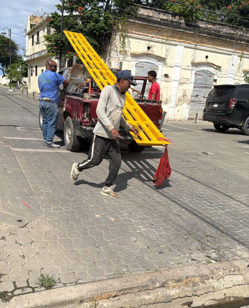 Alcalde Roquelito García interviene cañada en San Marcos y coloca parrilla en badén de la calle Mella