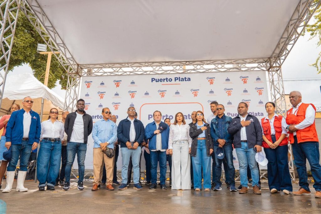 Paliza encabeza jornada social en Villa Montellano; garantiza auxilio a afectados y anuncia obras ante lluvias
