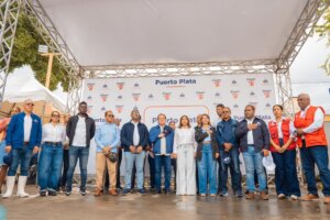 Paliza encabeza jornada social en Villa Montellano; garantiza auxilio a afectados y anuncia obras ante lluvias