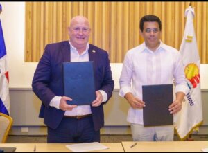 Transportistas, pieza clave del turismo: David Collado firma acuerdo con la ITF para fortalecer la movilidad turística sostenible