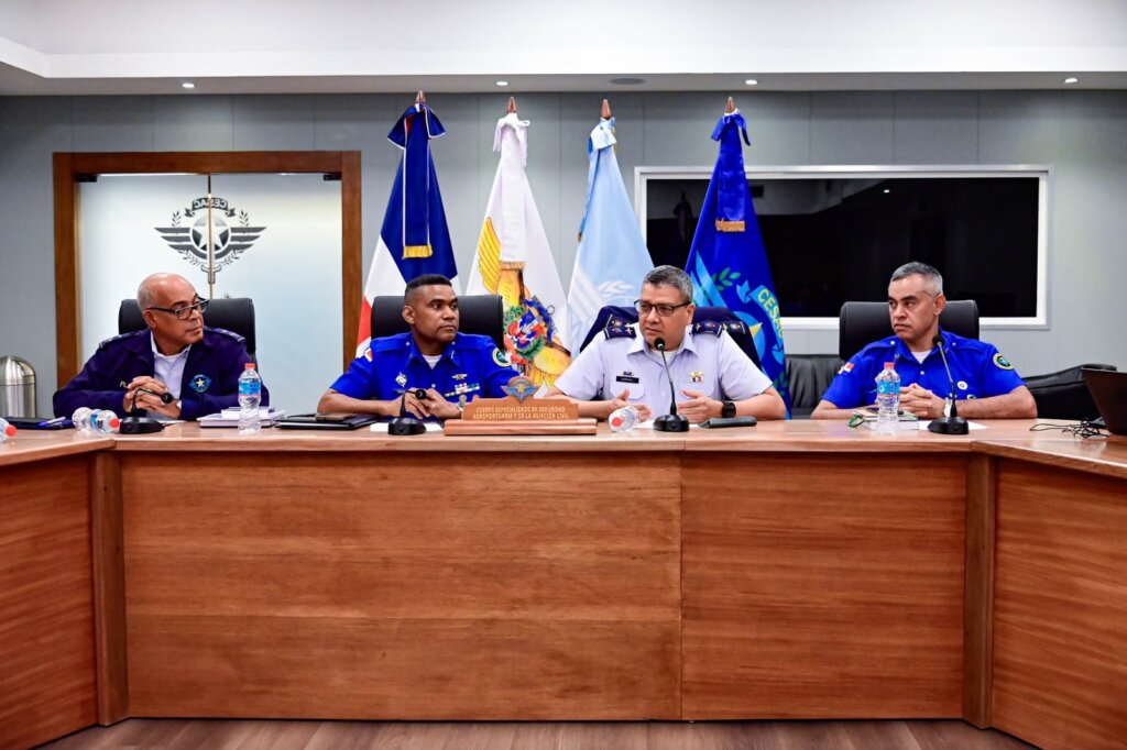 Director general del CESAC encabeza primera reunión de coordinación con directores de seguridad aeroportuaria del país
